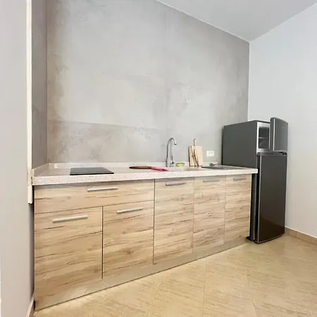 303 A4 * Durres